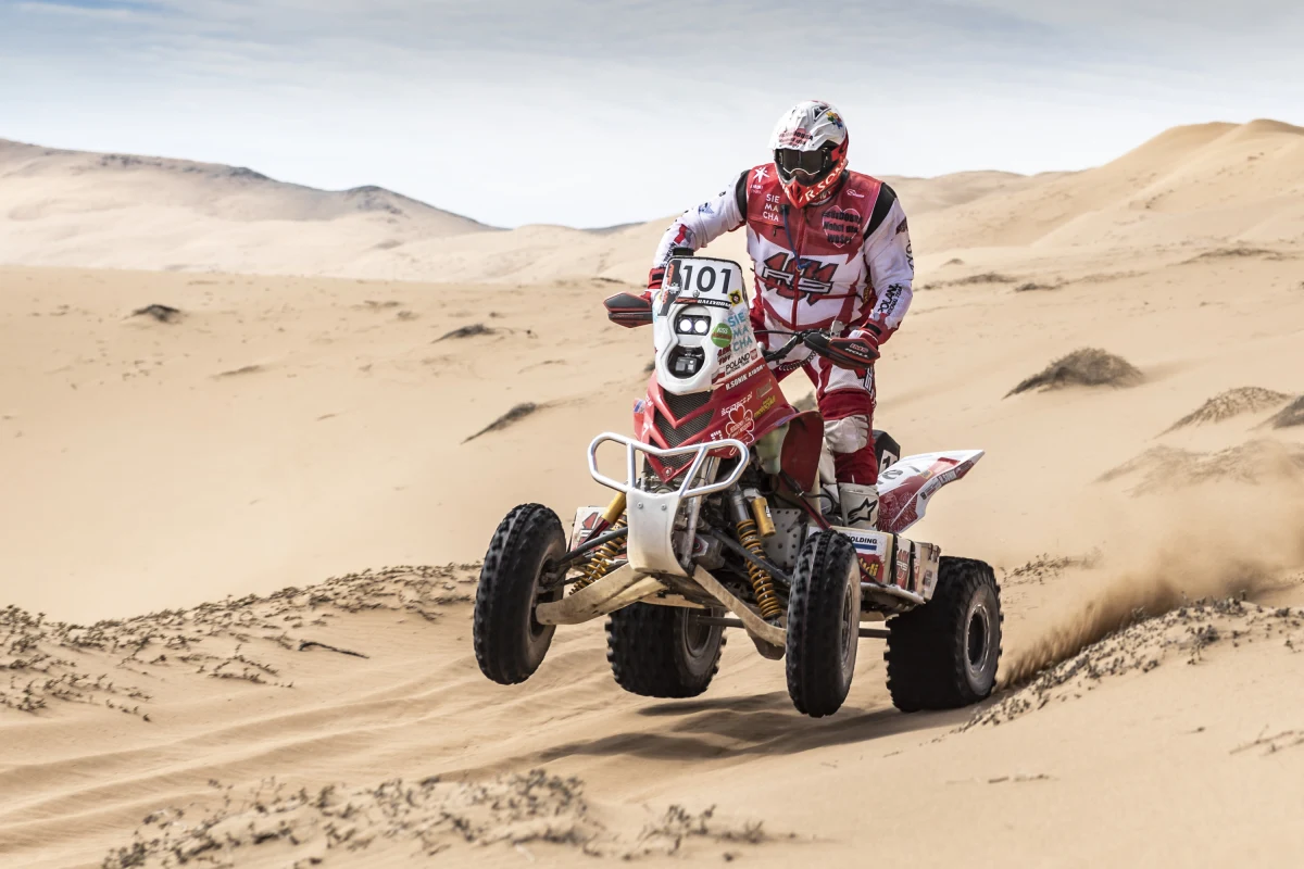 Rajd Maroka - ostatnia runda Pucharu Świata FIM będzie dla Rafała Sonika wyjątkowa. Polak po dwóch latach odzyskał trofeum i na piaskach Sahary będzie mógł ścigać się bez zbędnej presji. Co więcej, sięgając po dziewiąte mistrzostwo zrównuje się w liczbie tytułów z takimi legendami motosportu, jak Sebastien Loeb i Valentino Rossi.