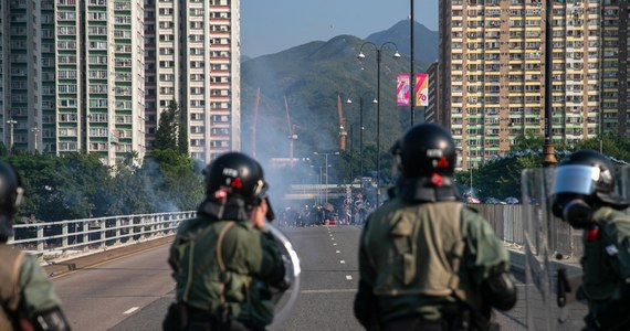 18-letni uczeń szkoły średniej w Hongkongu, który we wtorek w czasie starć ulicznych pomiędzy policją a uczestnikami prodemokratycznych protestów został postrzelony przez policjanta ostrą amunicją, został formalnie oskarżony o udział w zamieszkach i napaść na funkcjonariusza. Zarzuty usłyszało również sześć innych osób, a jedna z niech - jak przekazała publiczna stacja RTHK - również o podpalenie. Za udział w zamieszkach grozi w Hongkongu do 10 lat więzienia.