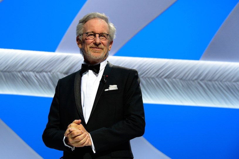Steven Spielberg zakończył zdjęcia do nowej wersji filmu "West Side Story". Premiera planowana jest na 18 grudnia 2020 roku. Reżyser podziękował na Twitterze całej ekipie i zaprezentował zdjęcie głównej obsady oraz 86-letniej Rity Moreno, nagrodzonej Oscarem za rolę drugoplanową w wersji filmu z 1961 roku.