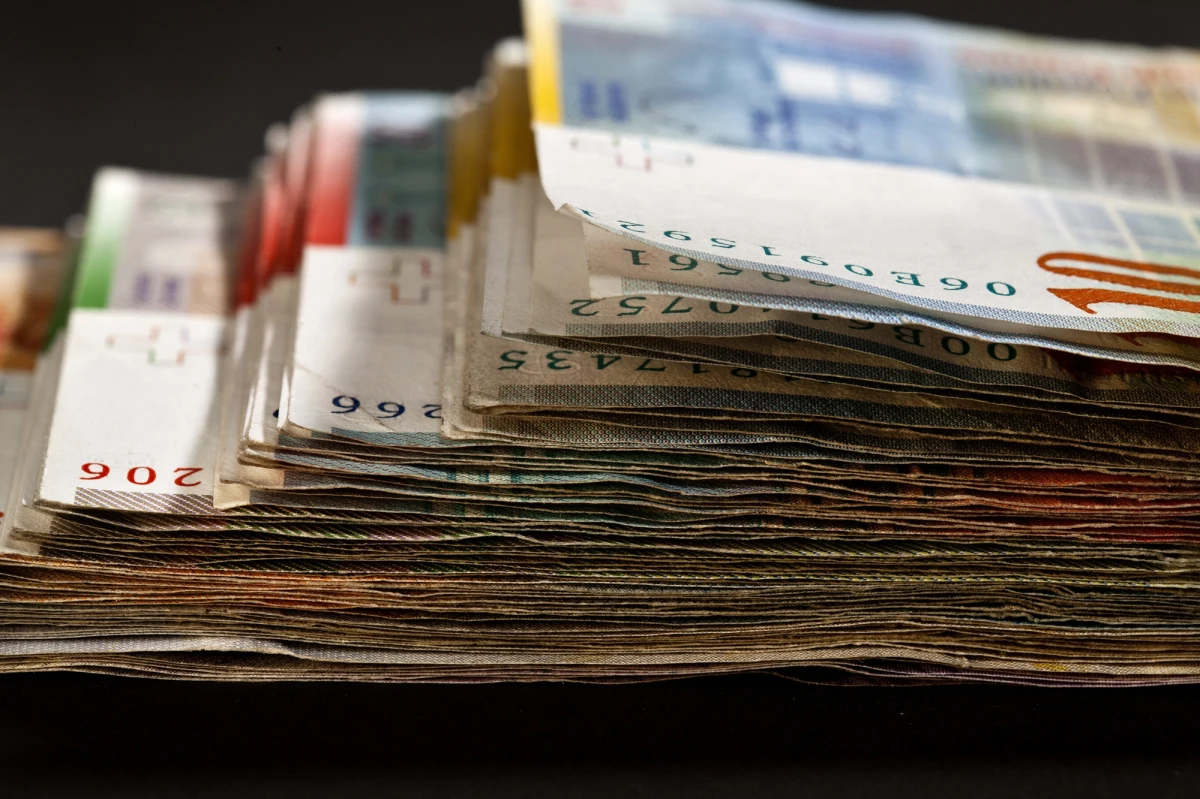 W Trybunale Sprawiedliwości Unii Europejskiej (TSUE) zapadł wyrok w sprawie dotyczącej frankowiczów. Sędziowie dali zielone światło dla unieważnienia umów z powodu nieuczciwych klauzul w umowach konsumenckich. Orzeczenie może mieć istotny wpływ na sytuację Polaków, którzy mają kredyty mieszkaniowe we frankach szwajcarskich.