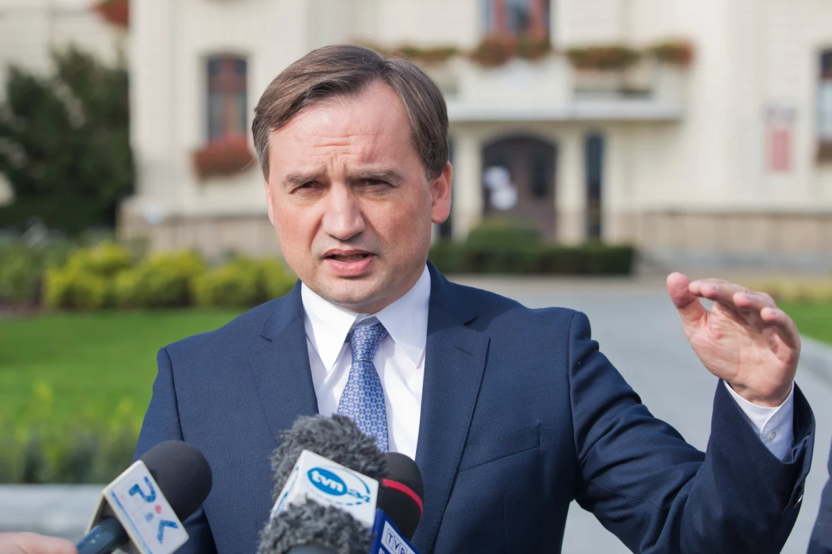 "Ta akcja zakończy się stwierdzeniem, że ma ona wyłącznie polityczny charakter" - tak minister sprawiedliwości Zbigniew Ziobro skomentował pozew prezesa Stowarzyszenia Sędziów Polskich Iustitia w związku z tzw. aferą hejterską. Prof. Krystian Markiewicz pozwał m.in. Skarb Państwa, reprezentowany przez ministra sprawiedliwości, i sędziów, którzy mieli uczestniczyć w "szerzeniu zorganizowanej nienawiści" wobec sędziów krytycznie nastawionych do reformy wymiaru sprawiedliwości.