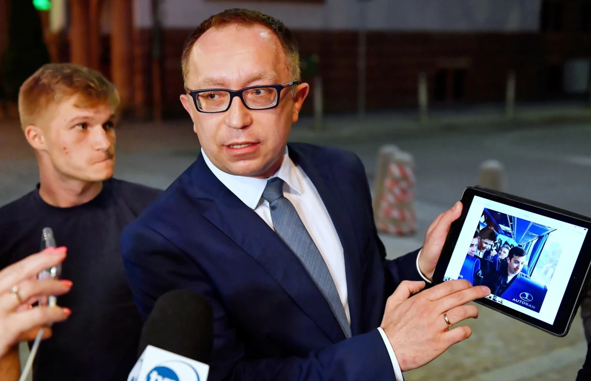 Powieszenie wizerunku posła ze skrępowanymi nogami na drzewie należy traktować jak kierowanie gróźb pozbawienia życia - uznała kielecka prokuratura. Właśnie takie zarzuty - jak dowiedział się reporter RMF FM Krzysztof Zasada - śledczy postawili dwóm mężczyznom, podejrzanym o powieszenie w kieleckim parku na gałęzi wizerunku posła PO i kandydata Koalicji Obywatelskiej do Sejmu Artura Gierady.