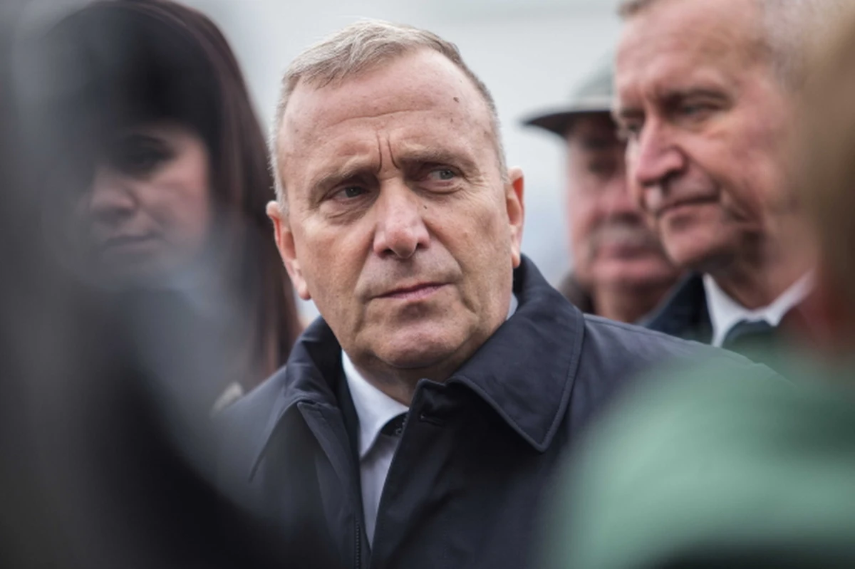 Wyrok TSUE w kwestii kredytów we frankach szwajcarskich to wyrok na premiera Mateusza Morawieckiego, bo bank, którego był prezesem udzielał ofensywnie tych kredytów – powiedział w czwartek lider Platformy Obywatelskiej Grzegorz Schetyna. Rzecznik rządu Piotr Müller komentuje, że te oskarżenia są skandaliczne.
