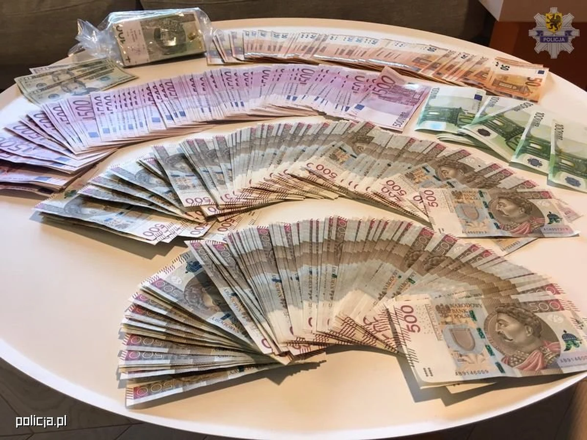 ​Prokuratura Regionalna w Gdańsku, miejscowa policja i funkcjonariusze ABW zatrzymali 16 osób, które należały do dwóch grup przestępczych zajmujących się wyprowadzaniem z Polski leków i sprzedażą ich - po dużo wyższych cenach - za granicą. Gdański sąd podjął  decyzję o tymczasowym areszcie trzech podejrzanych.