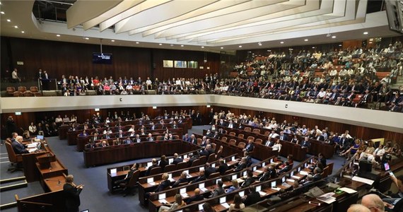 W atmosferze politycznego kryzysu, wywołanego impasem w procesie tworzenia koalicji rządowej, zaprzysiężony został w czwartek nowy izraelski parlament wyłoniony we wrześniowych wyborach. W ceremonii nie wzięli udziału posłowie partii arabskich.