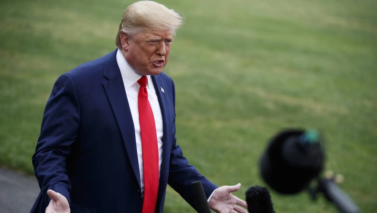 Prezydent Donald Trump oznajmił w czwartek dziennikarzom, że chce, aby władze Ukrainy i Chin przeprowadziły śledztwo w sprawie Joe Bidena i jego syna. Powiedział, że nie rozmawiał o tym jeszcze z prezydentem Xi Jinpingiem, ale "z pewnością może o tym pomyśleć".