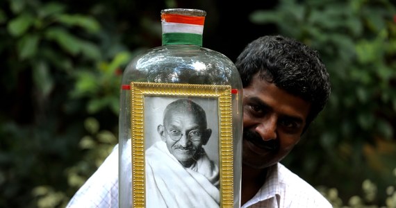 W 150. rocznicę urodzin Mahatmy Gandhiego, nazywanego w Indiach Ojcem Narodu, skradziono jego prochy z poświęconego mu muzeum w okręgu Rewa. W sprawie określonej jako "wymierzona w narodową integrację" wszczęto dochodzenie - podała indyjska prasa.