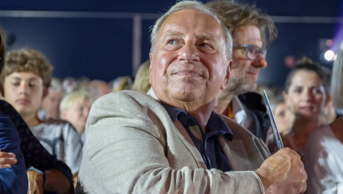 Obie strony politycznej barykady wykorzystują ostatnie tygodnie kampanii do mobilizacji wyborców. Robią to w mniej lub bardziej udany sposób, albo nakazując, by "nie świrowali", albo zapowiadając, że do każdego osobiście zadzwonią i poproszą, by się do urny wyborczej w ich interesie - ale i swoim własnym oczywiście - pofatygował. Jedna strona wyborcom schlebia, licząc na to, że nie zapomną i się odwdzięczą, druga mobilizuje swoich i... no właśnie, wygląda na to, że nie swoich także. Choć tamtych akurat chciałaby zdemobilizować. Obie przyjmą z dobrodziejstwem inwentarza każdego, kto się trafi. 