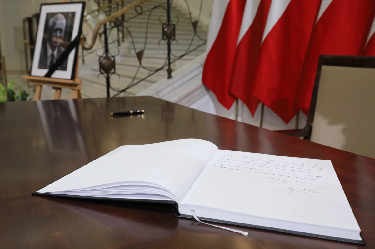 W piątek w południe w Sejmie zostanie wystawiona trumna z ciałem zmarłego w poniedziałek marszałka seniora Kornela Morawieckiego, w uroczystości wezmą udział m.in. premier oraz marszałkowie Sejmu i Senatu. Po południu Kornela Morawieckiego będą mogli pożegnać mieszkańcy stolicy.