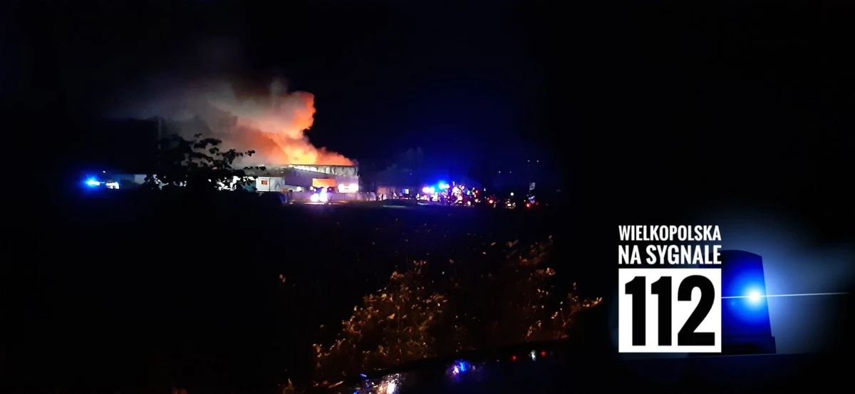 Strażacy dogaszają pożar hali recyklingowej w miejscowości Kębłowo w pobliżu Wolsztyna w Wielkopolsce. W tym obiekcie przetwarzane były elementy gumowe. 