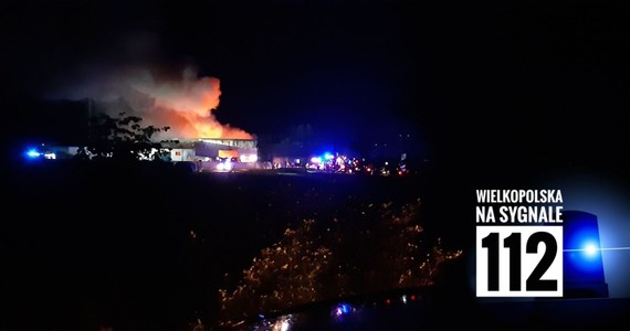 Strażacy dogaszają pożar hali recyklingowej w miejscowości Kębłowo w pobliżu Wolsztyna w Wielkopolsce. W tym obiekcie przetwarzane były elementy gumowe. 