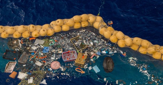Nowatorska instalacja do zbierania plastikowych odpadów z powierzchni oceanu po raz pierwszy potwierdziła swoją skuteczność - pisze "New Scientist". Poinformowali o tym holenderscy twórcy projektu The Ocean Cleanup, którzy zamierzają z pomocą pływającej bariery oczyścić Great Pacific Garbage Patch, gigantyczną wyspę pływających plastikowych śmieci na Oceanie Spokojnym. 
