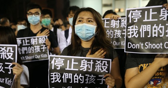 Rząd Hongkongu sięga po stworzone w czasach kolonialnych i nieużywane od pół wieku prawo: by powstrzymać falę prodemokratycznych protestów, skorzystał z przepisów o stanie kryzysowym i zabronił zasłaniania twarzy w czasie "nielegalnych zgromadzeń". Przeciwko zakazowi - który wejdzie w życie o północy i za którego złamanie grozić będzie nawet do roku więzienia - protestują dzisiaj na ulicach miasta tysiące ludzi.