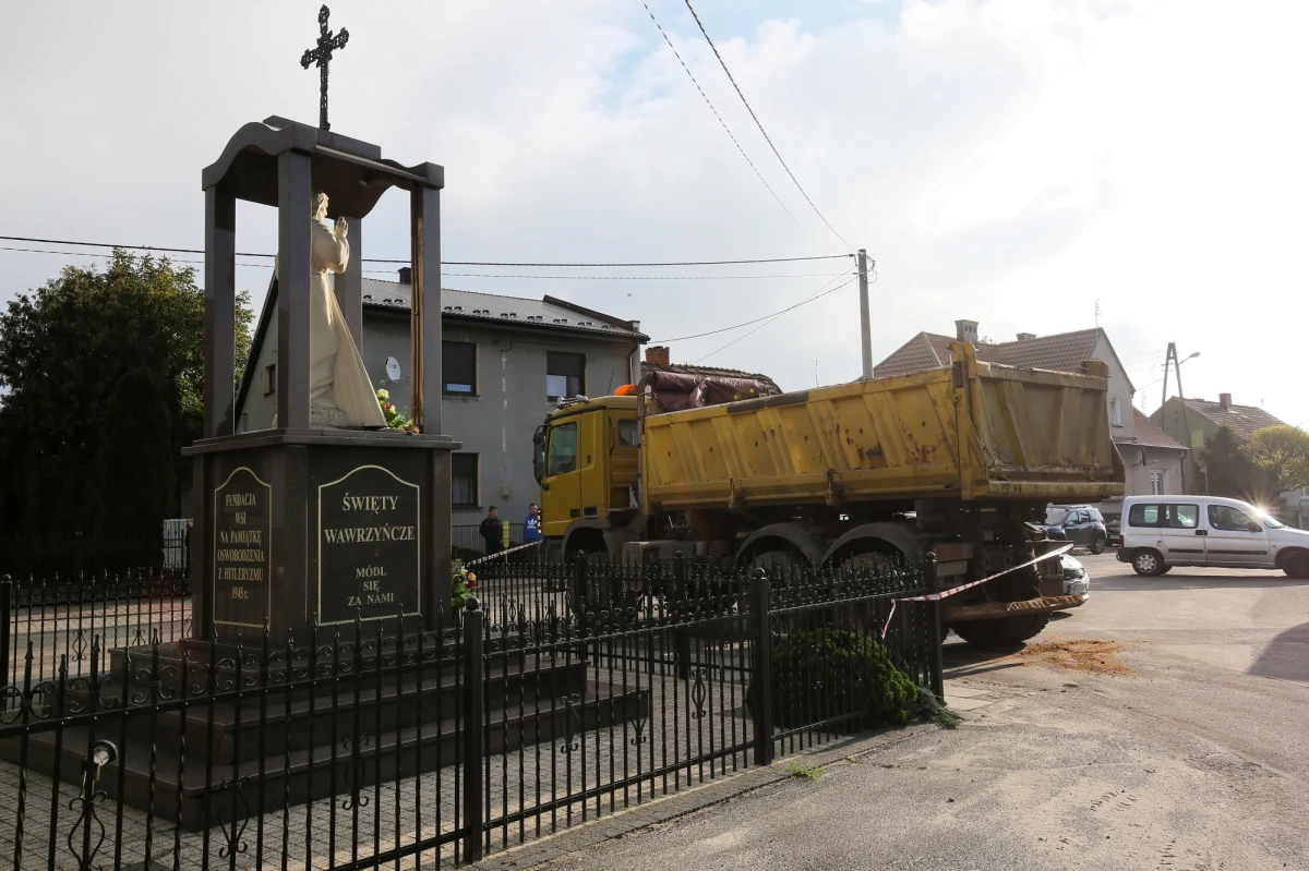 W miejscowości Raczyce koło Ostrowa Wielkopolskiego na ul. Leśnej wywrotka z piaskiem potrąciła śmiertelnie 7-letnią dziewczynkę. Dziecko jechało na rowerze. Lokalne media twierdzą, że 7-latka jechała po chodniku. Policja wciąż sprawdza okoliczności zdarzenia.
