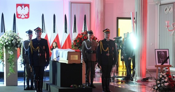 W południe w Sali Kolumnowej Sejmu wystawiono trumnę z ciałem Kornela Morawieckiego. Polityk zmarł w poniedziałek w wieku 78 lat. 