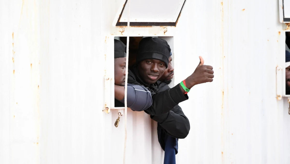 Odesłanie do kraju pochodzenia w ciągu czterech miesięcy migranta, który nie ma prawa do pobytu, ochrony i azylu we Włoszech przewiduje przedstawiony w Rzymie nowy rządowy dekret w sprawie migracji. Opracowały go MSZ, MSW i resort sprawiedliwości.