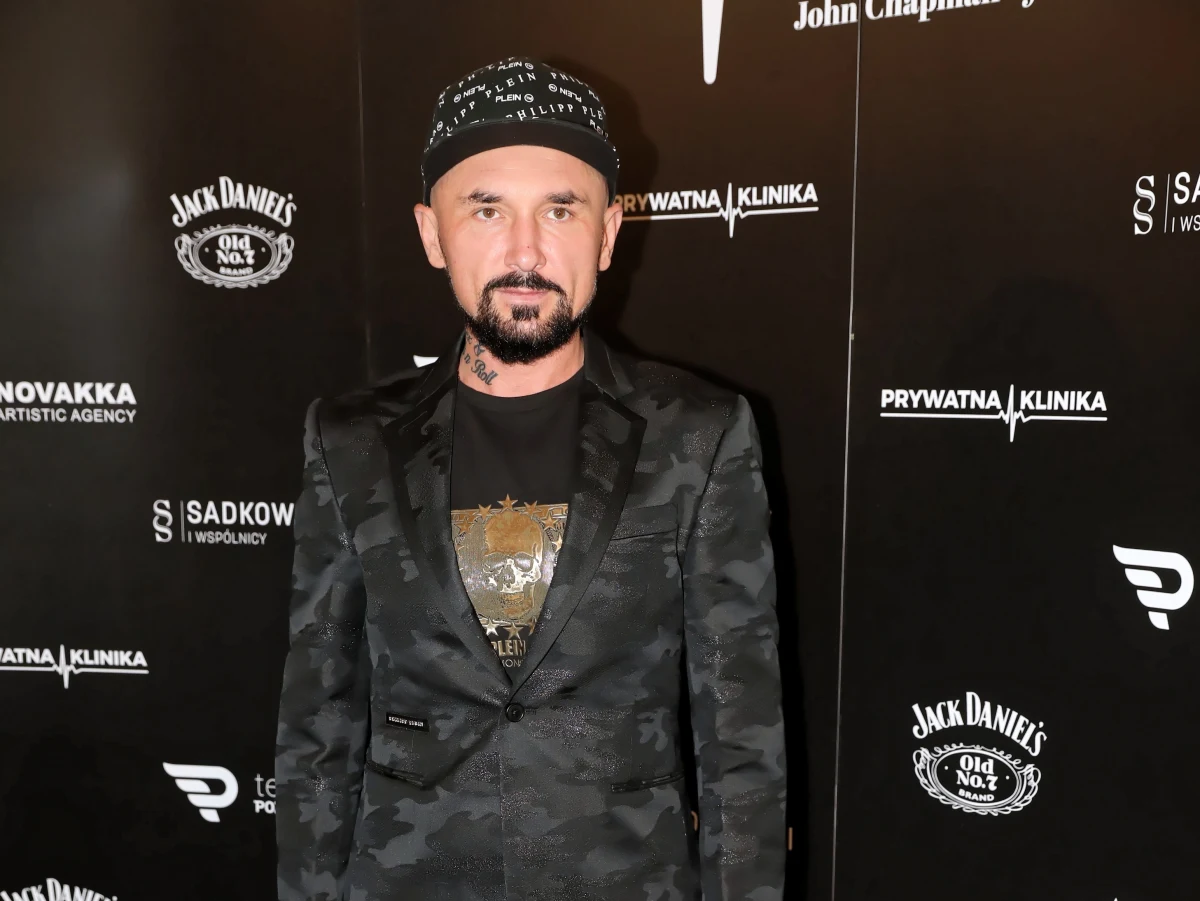 Zaskakujące oświadczenie Patryka Vegi dot. jego głośnego filmu "Polityka". "Postać grana przez aktora Antoniego Królikowskiego nie jest Bartłomiejem Misiewiczem, a fabuła filmu jest jedynie wizją artystyczną" - napisał reżyser na swoim profilu na Facebooku. Zaznaczył, że "jest katolikiem" i "żałuje, że zapędził się w agresji".