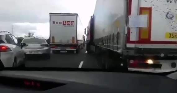 W sieci znowu pojawiło się nagranie, na którym widać, jak kierowcy zablokowali korytarz życia na dolnośląskim odcinku autostrady A4. W czwartek po południu między węzłami Brzezimierz - Przylesie ciężarówka zderzyła się z samochodem osobowym. Ranna została jedna osoba, która została przewieziona do szpitala. 