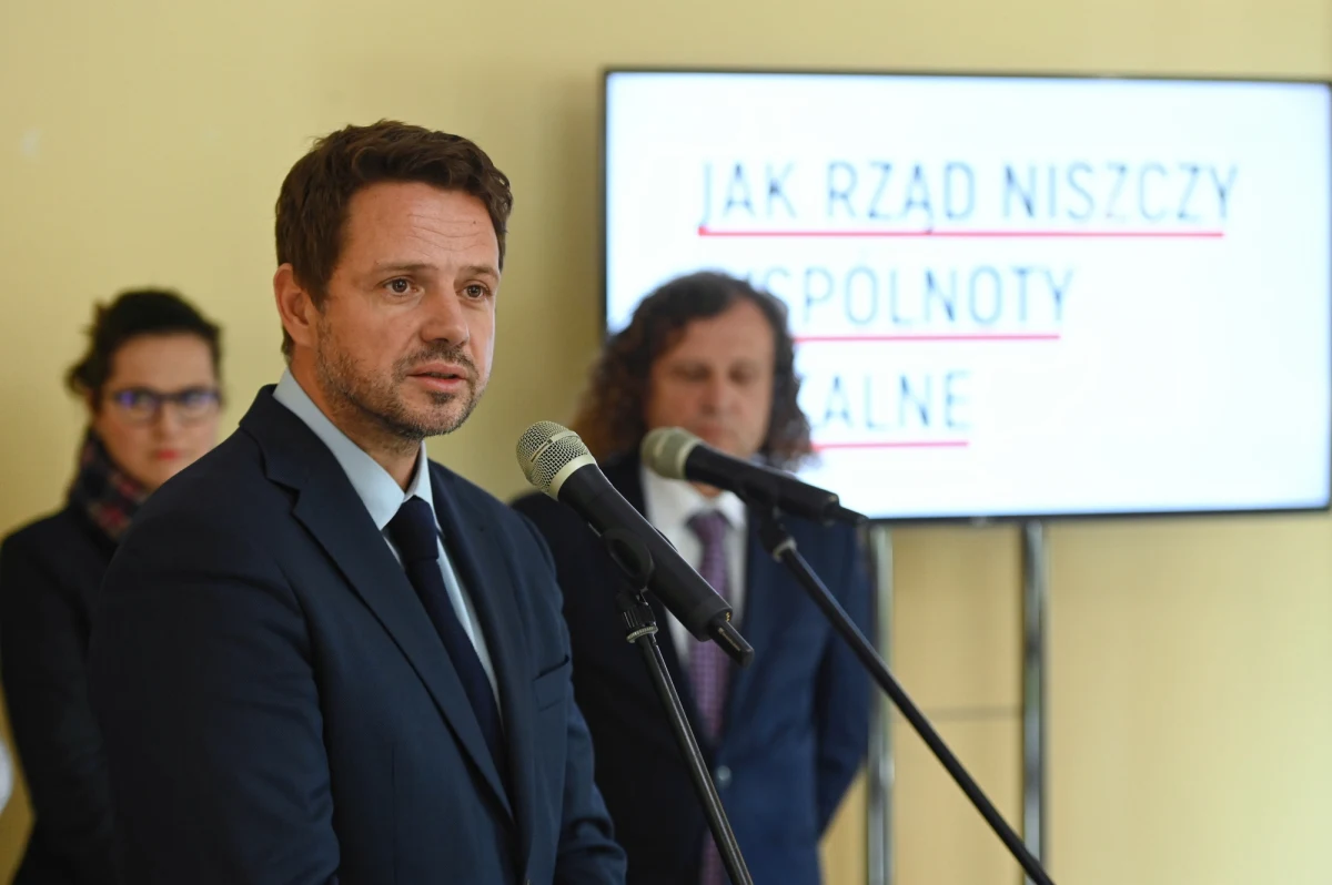 Rząd Prawa i Sprawiedliwości realizuje swoje obietnice w dużej części za pieniądze samorządów – powiedział w piątek w Gdańsku prezydent Warszawy Rafał Trzaskowski. Zaapelował o rekompensaty pieniężne dla samorządów.