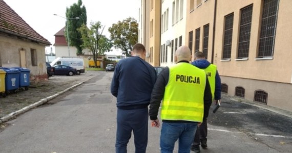 Sąd podjął decyzję o tymczasowym aresztowaniu 34-latka, który wczoraj z siekierą wszedł do sekretariatu prezydenta Grudziądza Macieja Glamowskiego i groził sekretarkom. Jednej z nich miał przystawić ostrze do twarzy.