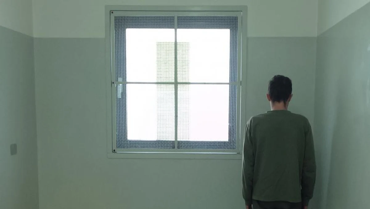 W ręce gorlickich policjantów wpadł 26-latek z gminy Sękowa (woj. małopolskie), który w pobliżu miejsca zamieszkania uprawiał krzewy konopi. Gdy funkcjonariusze przeszukali jego dom dokonali innego okrycia. Znaleźli broń, amunicję oraz głowy koźląt sarny wraz z porożami.