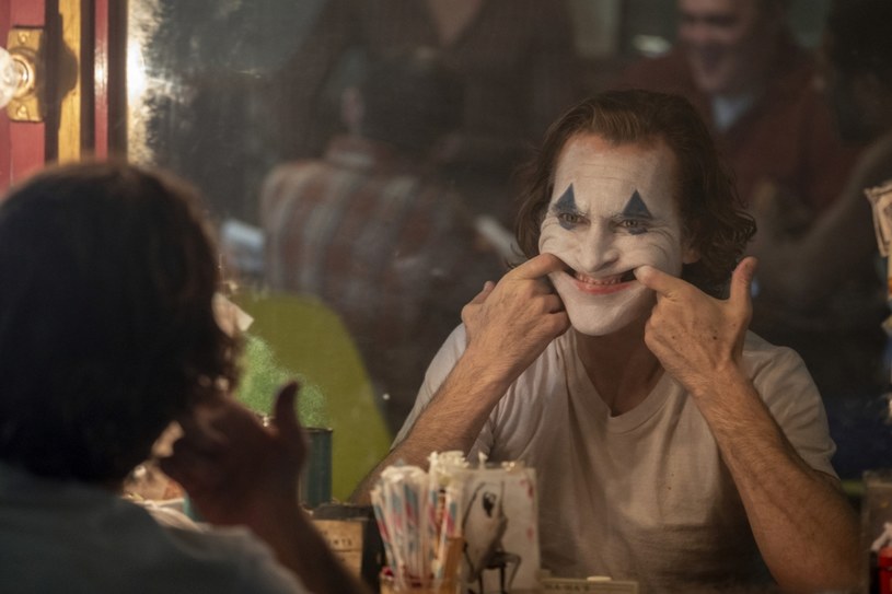 Pytani przed premierą "Jokera" o możliwość kontynuacji filmu, reżyser Todd Phillips i aktor Joaquin Phoenix nie podejmowali nawet tematu. Teraz, kiedy już wiadomo, że tytuł osiąga sukcesy frekwencyjne i kasowe, nie są tak przekonani. Będzie zatem druga część?

