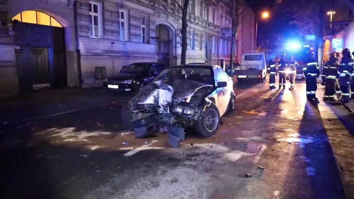 Do nietypowego wypadku doszło w czwartek (03.10) w Opolu. W wyniku zderzenia ranna została kobieta, która w tym czasie była w swoim mieszkaniu na 1. piętrze.