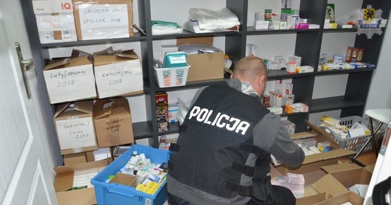 Gdański sąd zdecydował o tymczasowym aresztowaniu kolejnych siedmiu osób podejrzanych o wyprowadzanie z Polski leków i ich sprzedaż po dużo wyższych cenach za granicą. W czwartek decyzją sądu do aresztu trafiły już trzy inne osoby.

