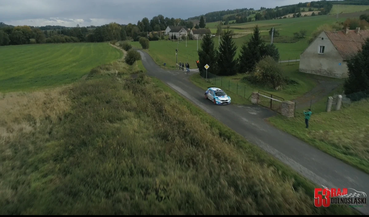 Po 6 odcinkach specjalnych Rajdu Dolnośląskiego prowadzi Marcin Słobodzian. Kierowca jeżdżący Skodą wygrał 4 z 6 odcinków specjalnych w tym dwa bardzo trudne rozgrywane na Arenie Duszniki.