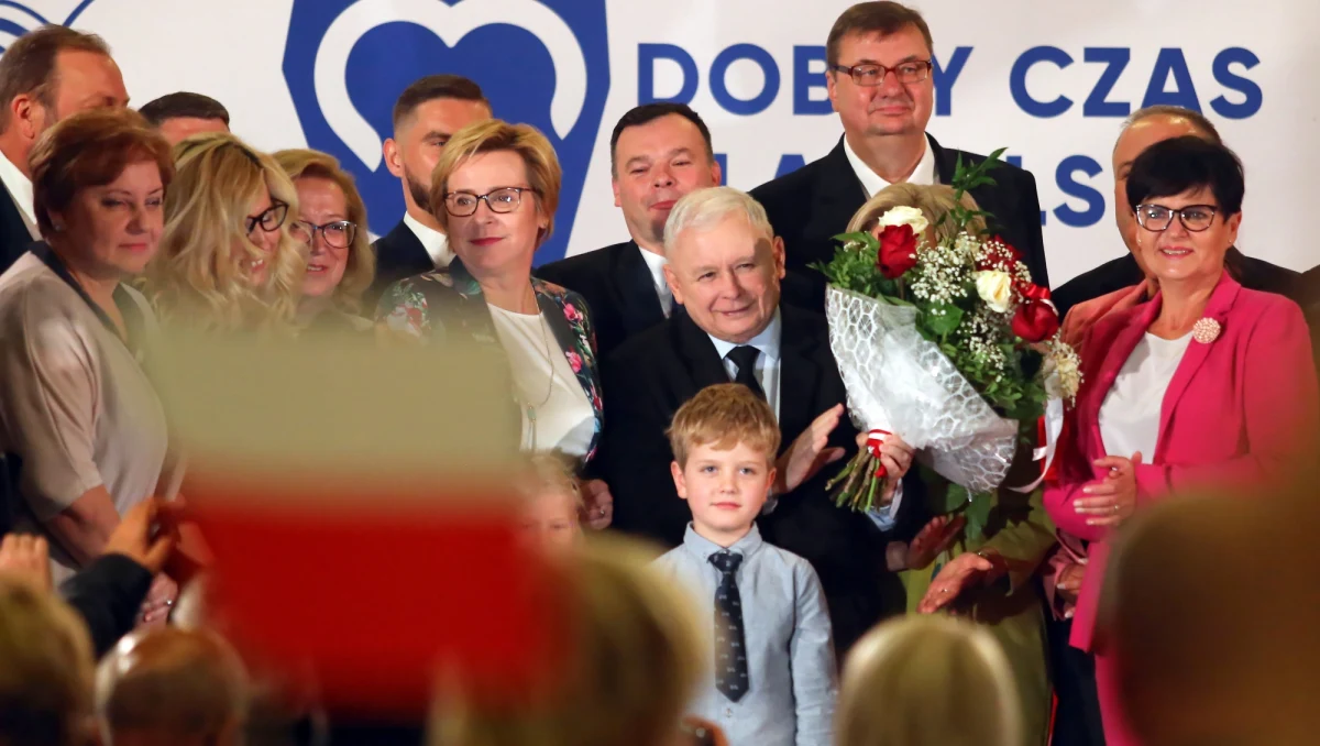 Gdyby wybory odbyły się w miniony czwartek, z dużą przewagą wygrałoby je Prawo i Sprawiedliwość – wynika z najnowszego sondażu IBRiS dla Onetu. Na partię rządzącą swój głos oddałoby 44,3 proc. wyborców. To o prawie 3 pkt. proc. więcej niż w poprzednim notowaniu.