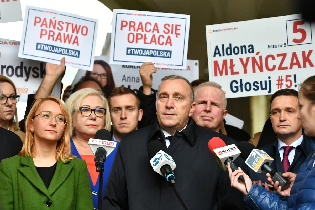 "Jestem przekonany, że 13 października Polska podejmie decyzję, z której będziemy dumni; wierzę głęboko w to, że będziemy realizować marzenie o wolnej, europejskiej, podmiotowej, uczciwej Polsce" - powiedział w sobotę we Wrocławiu przewodniczący PO Grzegorz Schetyna. Prosił jednocześnie o "wielkie zaangażowanie" w czasie ostatniego tygodnia poprzedzającego wybory. "O budowanie w dalszy sposób przekonania, że jutro może być lepsze, że jesteśmy silni razem, że musimy być między Polakami, że musimy cały czas w rozmowie, w debacie, w przekonywaniu do swoich racji w sposób otwarty i z dobrymi emocjami budować dobry parlament przyszłej kadencji - bo od niego będzie naprawdę wiele zależeć" - dodał. 