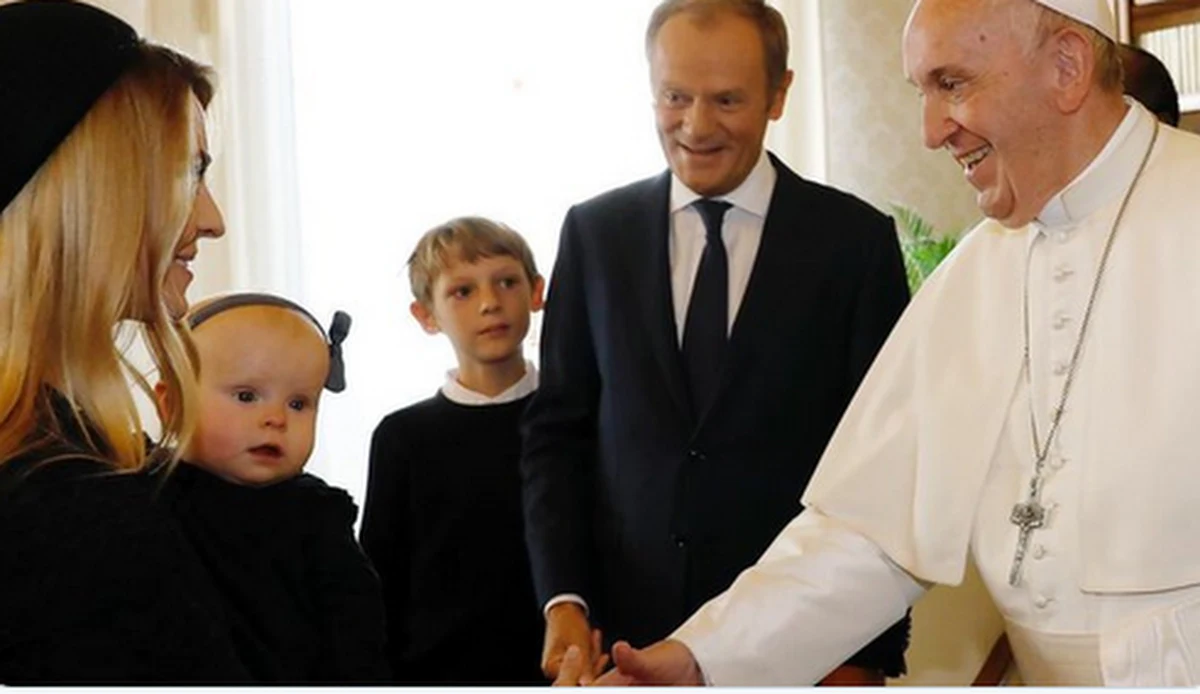 Franciszek przyjął w sobotę na audiencji szefa Rady Europejskiej Donalda Tuska. Spotkanie odbyło się w papieskiej bibliotece Pałacu Apostolskiego. To było kolejne spotkanie byłego premiera Polski z papieżem. Audiencję zorganizowano niecałe dwa miesiące przed zakończeniem kadencji Donalda Tuska. 
