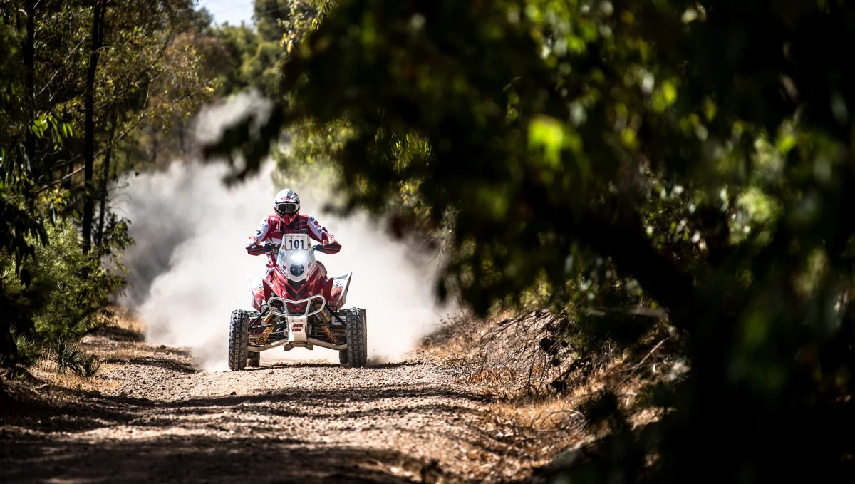Motocykliści i quadowcy rozpoczęli rywalizację w Rajdzie Maroka od siedmiokilometrowego prologu. Na krętej i śliskiej trasie, Rafał Sonik celowo nie dokręcał gazu. „Mam wszelkie powody, by w tym rajdzie zachować margines bezpieczeństwa. Prawdziwa rywalizacja rozegra się dopiero w najbliższych pięciu dniach: - mówił dziewięciokrotny zdobywca Pucharu Świata.