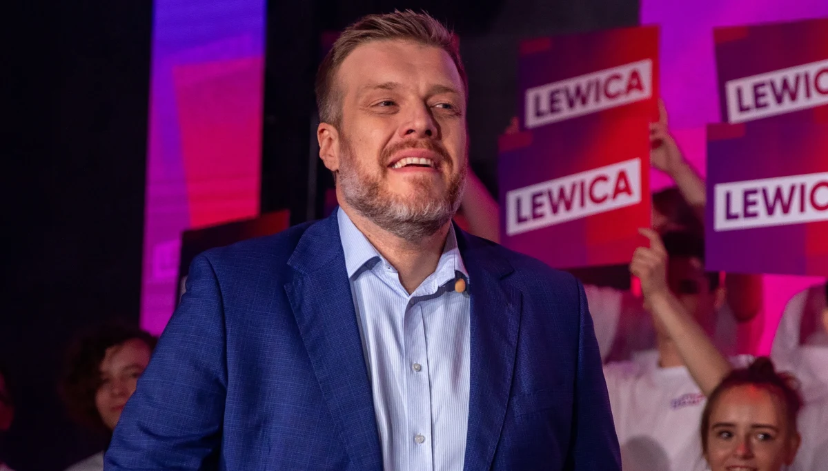 Nie zgadzamy się na szantaż PiS, który proponuje: damy wam chleb za cenę wolności. Lewica to chleb i wolność - powiedział w Kędzierzynie-Koźlu lider partii Lewica Razem Adrian Zandberg.