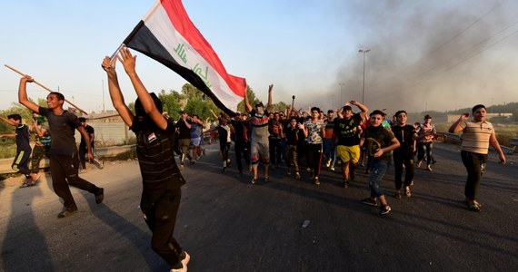 Tysiące Irakijczyków wyszło na ulice, by piąty dzień z rzędu domagać się ustąpienia rządu. Obywatele Iraku oskarżają władzę o korupcję. W Bagdadzie w starciach zginęło pięć osób, które zostały zastrzelone przez policję. Kilka innych zostało rannych. 