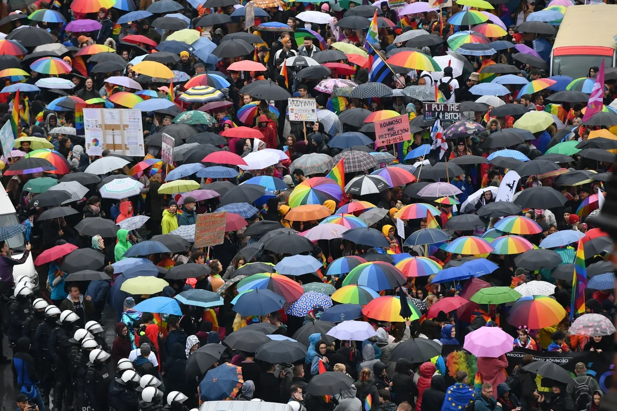 Kilka tysięcy osób przeszło ulicami Wrocławia w Marszu Równości pod hasłem "Miłość przeciw nienawiści". Objął go patronatem prezydent miasta Jacek Sutryk.