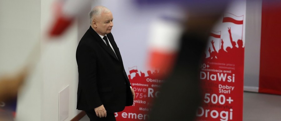"Nie wprowadzamy społeczeństwa w błąd, nie manipulujemy tylko uczciwie rozmawiamy z Polakami" – mówił w Bielsku-Białej prezes Prawa i Sprawiedliwości Jarosław Kaczyński. "To jest w naszej polityce po 89 r. coś zupełnie nowego" – podkreślił. 