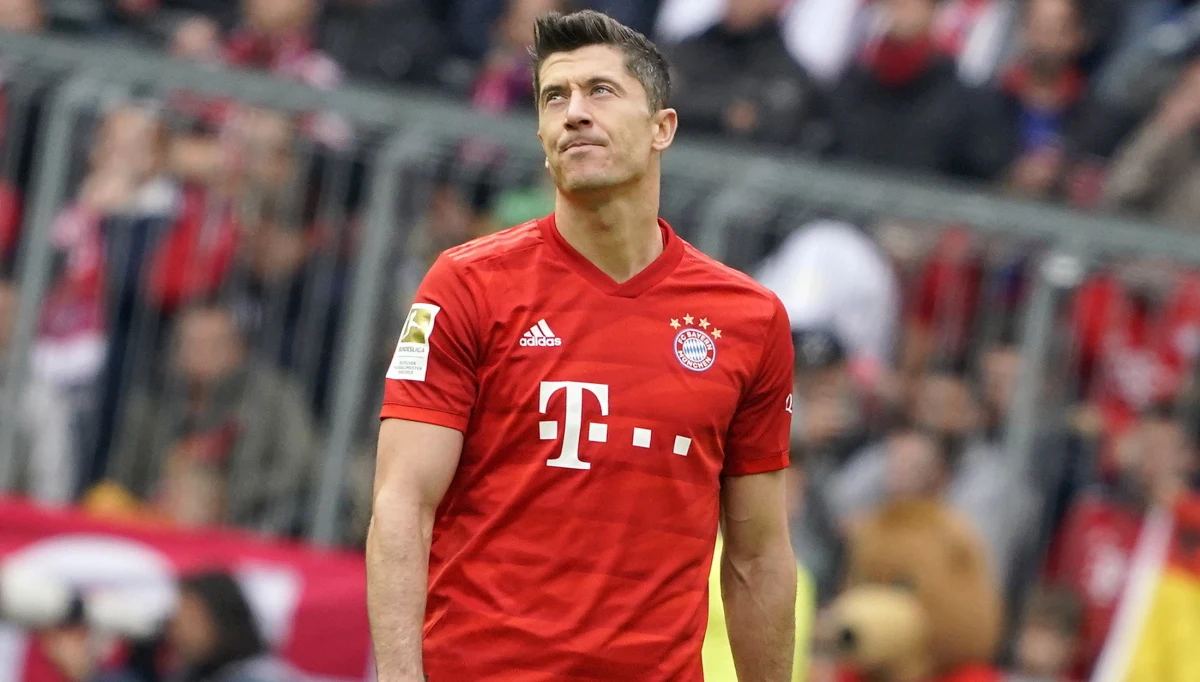 Robert Lewandowski zdobył jedenastą bramkę w tym sezonie niemieckiej ekstraklasy piłkarskiej, ale jego Bayern Monachium sensacyjnie przegrał u siebie z Hoffenheim 1:2 w 7. kolejce. W meczu z Freiburgiem (2:2) kontuzji doznał Łukasz Piszczek z Borussii Dortmund.