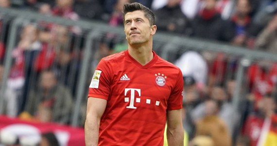 Robert Lewandowski zdobył jedenastą bramkę w tym sezonie niemieckiej ekstraklasy piłkarskiej, ale jego Bayern Monachium sensacyjnie przegrał u siebie z Hoffenheim 1:2 w 7. kolejce. W meczu z Freiburgiem (2:2) kontuzji doznał Łukasz Piszczek z Borussii Dortmund.
