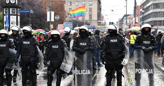 Wrocławska policja zatrzymała 41-letniego mężczyznę przed rozpoczęciem sobotniego Marszu Równości. Szedł on w kierunku miejsca zbiórki uczestników tego wydarzenia z nożami w rękach i krzyczał "Allah akbar".
