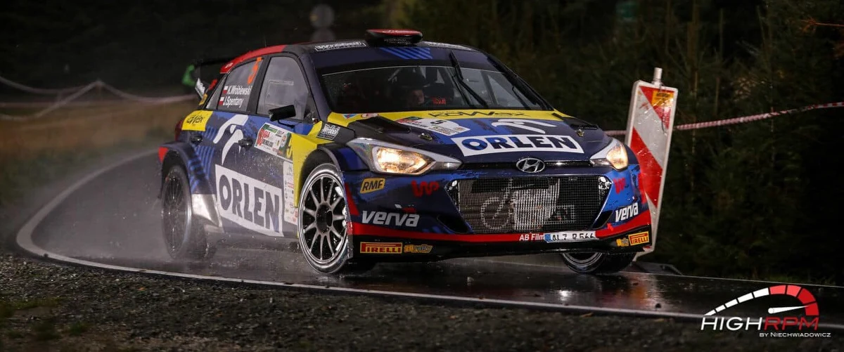 Po dwóch dniach rywalizacji i przejechaniu 15 OS-ów Rajdu Dolnośląskiego liderem jest Bryan Bouffier. Francuz o niewiele ponad 40 sek. wyprzedza Sylwestra Płachytkę, który w sobotę świetnie radził sobie na drugiej pętli.