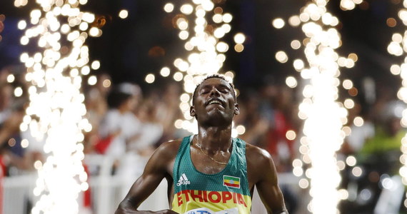 Etiopczyk Lelisa Desisa wynikiem 2:10.40 został mistrzem świata w maratonie w Dausze. Bieg rozgrywany był w nocy. Na mecie maratończyk wyprzedził swojego rodaka Mosineta Geremewa - 2:10.44 oraz Kenijczyka Amosa Kipruto - 2:10.51.