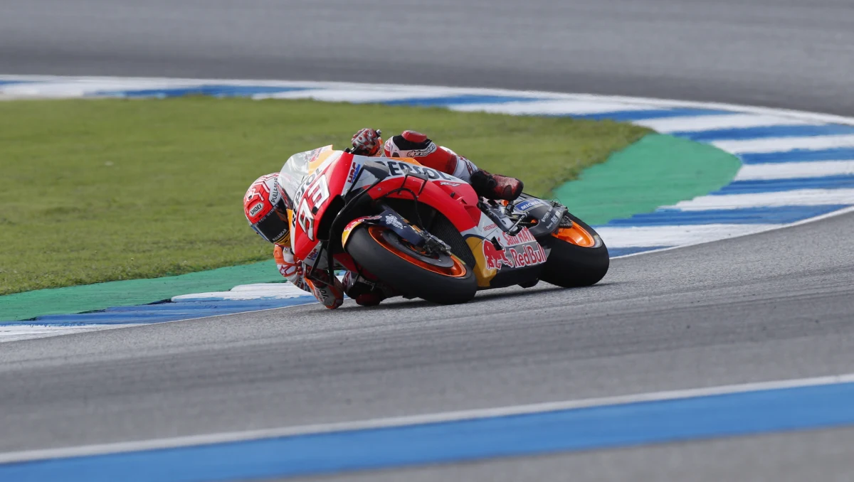 Hiszpański motocyklista Marc Marquez (Honda) wygrał Grand Prix Tajlandii, 15. rundę mistrzostw świata i na cztery wyścigi przed końcem zapewnił sobie triumf w klasyfikacji generalnej MotoGP. Wywalczył szósty w karierze, a czwarty z rzędu tytuł w "królewskiej" klasie.
