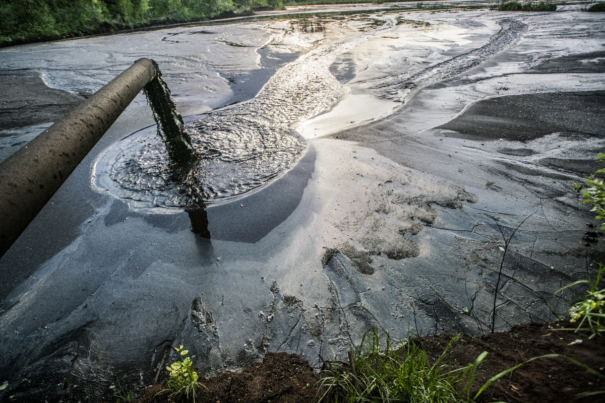 Fundacja Frank Bold, zajmująca się prawem ochrony środowiska, złożyła do Regionalnej Dyrekcji Ochrony Środowiska zgłoszenie bezpośredniego zagrożenia szkodą w środowisku. Podjęliśmy taką decyzję po tym, jak wyszły na jaw informacje dotyczące nieprawidłowości związanych z prowadzeniem składowiska - tłumaczy Miłosz Jakubowski. Chodzi o składowisko przy ul. Dymarek w Nowej Hucie. Jak wyjaśniają przedstawiciele Fundacji, istnieje ryzyko zanieczyszczenia wód powierzchniowych, podziemnych oraz gleb i gruntów.