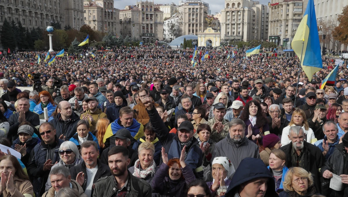 Około 10 tys. osób protestowało na Majdanie Niepodległości w Kijowie w obawie, że zgoda władz na tzw. formułę Steinmeiera w kwestii konfliktu w Donbasie będzie oznaczała kapitulację przed Rosją. 