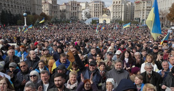 Około 10 tys. osób protestowało na Majdanie Niepodległości w Kijowie w obawie, że zgoda władz na tzw. formułę Steinmeiera w kwestii konfliktu w Donbasie będzie oznaczała kapitulację przed Rosją. 