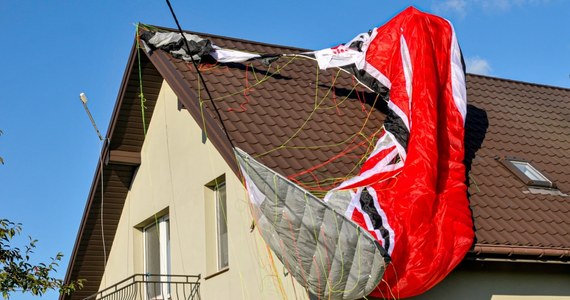 Mężczyzna trafił do szpitala po tym, jak kierowana przez niego motolotnia spadła na dach jednego z domów w Charłupi Wielkiej pod Sieradzem. Przyczyny wypadku wyjaśnia policja wspólnie z Państwową Komisją Badań Wypadków Lotniczych.