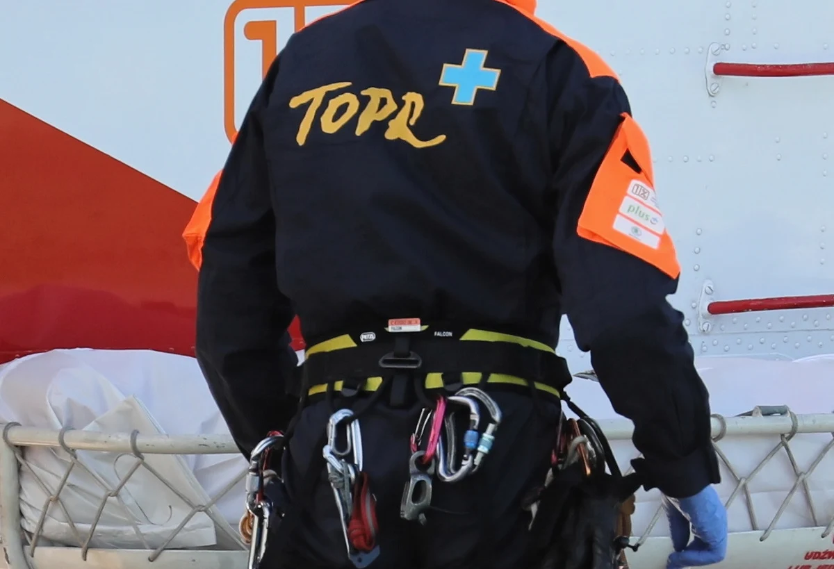 Trwa akcja ratownicza na Rysach. Ratownicy Tatrzańskiego Ochotniczego Pogotowia Ratunkowego sprowadzają dwóch turystów, którzy mimo trudnych zimowych warunków wybrali się tam bez odpowiedniego przygotowania. 