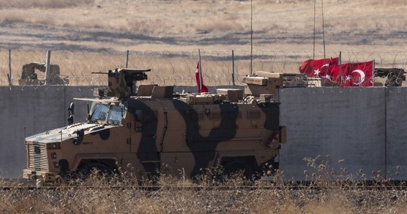 Po ponownej zapowiedzi podjęcia ofensywy przeciwko Kurdom w północnej Syrii Turcja gromadzi wojska i broń przy swej granicy - poinformowały tureckie media. 