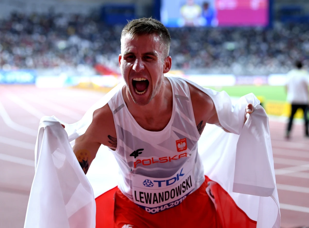 Marcin Lewandowski zdobył brązowy medal w biegu na 1500 m lekkoatletycznych mistrzostw świata w Dosze. Czasem 3.31,46 ustanowił rekord Polski. Triumfował Kenijczyk Timothy Cheruiyot - 3.29,26, a drugi był Algierczyk Taoufik Makhloufi - 3.31,38.